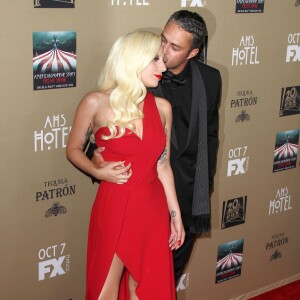 Lady Gaga et son fiancé Taylor Kinney à la première de «American Horror Story» à Los Angeles, le 3 octobre 2015