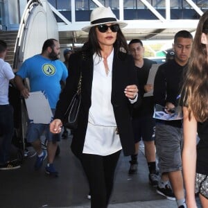 Michael Douglas et sa femme Catherine Zeta-Jones arrivent à l'aéroport de Los Angeles avec leurs enfants Dylan et Carys, le 16 août 2015.