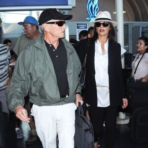 Michael Douglas et sa femme Catherine Zeta-Jones arrivent à l'aéroport de Los Angeles avec leurs enfants Dylan et Carys, le 16 août 2015.