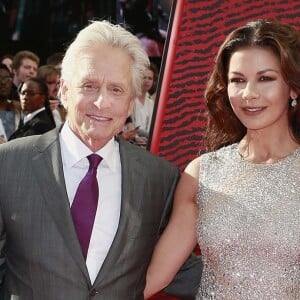 Michael Douglas et sa femme Catherine Zeta-Jones - Première du film "Ant-Man" à Londres le 8 juillet 2015.