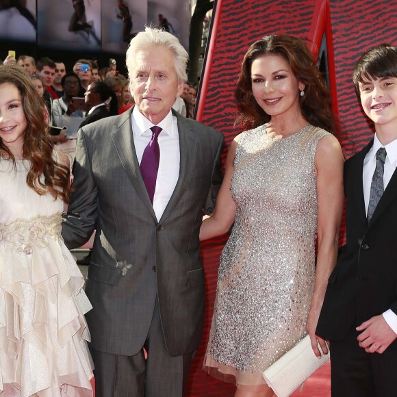 Michael Douglas et sa femme Catherine Zeta-Jones avec leurs enfants Dylan Michael et Carys Zeta - Première du film "Ant-Man" à Londres le 8 juillet 2015.