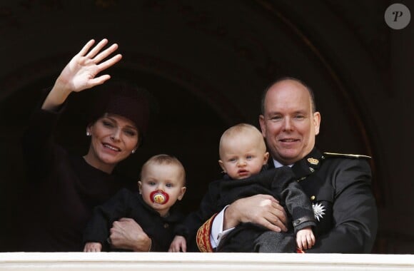 La princesse Charlene et le prince Albert II de Monaco ont fait participer à la Fête nationale monégasque leurs jumeaux le prince héréditaire Jacques et la princesse Gabriella, qui sont apparus au balcon du palais durant le défilé militaire, le 19 novembre 2015. © Jean-Claude Vinaj / Bestimage