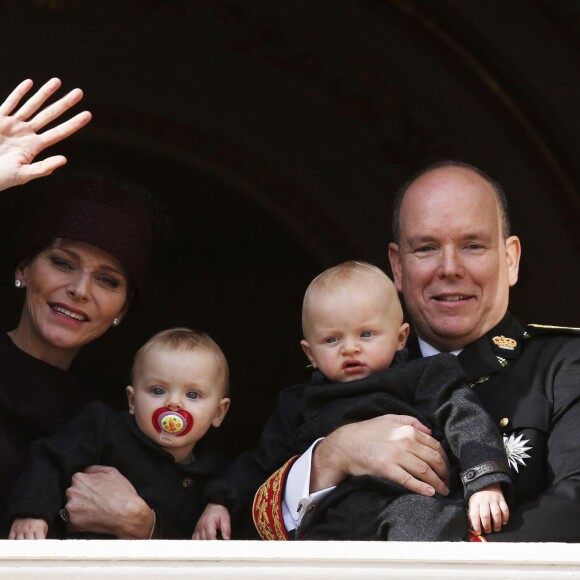 La princesse Charlene et le prince Albert II de Monaco ont fait participer à la Fête nationale monégasque leurs jumeaux le prince héréditaire Jacques et la princesse Gabriella, qui sont apparus au balcon du palais durant le défilé militaire, le 19 novembre 2015. © Jean-Claude Vinaj / Bestimage