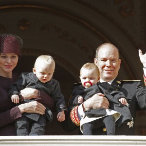 La princesse Charlene et le prince Albert II de Monaco ont fait participer à la Fête nationale monégasque leurs jumeaux le prince héréditaire Jacques et la princesse Gabriella, qui sont apparus au balcon du palais durant le défilé militaire, le 19 novembre 2015. © Jean-Claude Vinaj / Bestimage