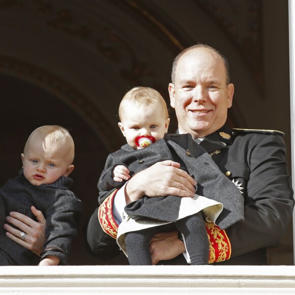 La princesse Charlene et le prince Albert II de Monaco ont fait participer à la Fête nationale monégasque leurs jumeaux le prince héréditaire Jacques et la princesse Gabriella, qui sont apparus au balcon du palais durant le défilé militaire, le 19 novembre 2015. © Jean-Claude Vinaj / Bestimage