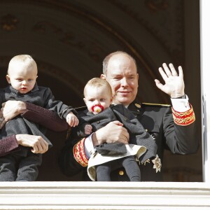 La princesse Charlene et le prince Albert II de Monaco ont fait participer à la Fête nationale monégasque leurs jumeaux le prince héréditaire Jacques et la princesse Gabriella, qui sont apparus au balcon du palais durant le défilé militaire, le 19 novembre 2015. © Jean-Claude Vinaj / Bestimage