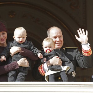 La princesse Charlene et le prince Albert II de Monaco ont fait participer à la Fête nationale monégasque leurs jumeaux le prince héréditaire Jacques et la princesse Gabriella, qui sont apparus au balcon du palais durant le défilé militaire, le 19 novembre 2015. © Jean-Claude Vinaj / Bestimage