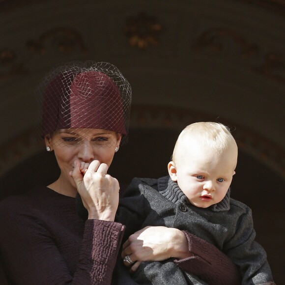 Charlene et Jacques. La princesse Charlene et le prince Albert II de Monaco ont fait participer à la Fête nationale monégasque leurs jumeaux le prince héréditaire Jacques et la princesse Gabriella, qui sont apparus au balcon du palais durant le défilé militaire, le 19 novembre 2015. © Jean-Claude Vinaj / Bestimage