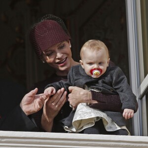 La princesse Charlene (ici avec Gabriella dans les bras) et le prince Albert II de Monaco ont fait participer à la Fête nationale monégasque leurs jumeaux le prince héréditaire Jacques et la princesse Gabriella, qui sont apparus au balcon du palais durant le défilé militaire, le 19 novembre 2015. © Jean-Claude Vinaj / Bestimage