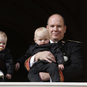 La princesse Charlene et le prince Albert II de Monaco ont fait participer à la Fête nationale monégasque leurs jumeaux le prince héréditaire Jacques et la princesse Gabriella, qui sont apparus au balcon du palais durant le défilé militaire, le 19 novembre 2015. © Jean-Claude Vinaj / Bestimage