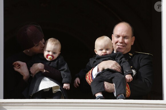 La princesse Charlene et le prince Albert II de Monaco ont fait participer à la Fête nationale monégasque leurs jumeaux le prince héréditaire Jacques et la princesse Gabriella, qui sont apparus au balcon du palais durant le défilé militaire, le 19 novembre 2015. © Jean-Claude Vinaj / Bestimage