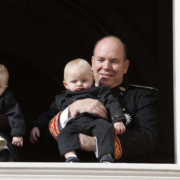 La princesse Charlene et le prince Albert II de Monaco ont fait participer à la Fête nationale monégasque leurs jumeaux le prince héréditaire Jacques et la princesse Gabriella, qui sont apparus au balcon du palais durant le défilé militaire, le 19 novembre 2015. © Jean-Claude Vinaj / Bestimage