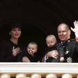 La princesse Charlene et le prince Albert II de Monaco ont fait participer à la Fête nationale monégasque leurs jumeaux le prince héréditaire Jacques et la princesse Gabriella, qui sont apparus au balcon du palais durant le défilé militaire, le 19 novembre 2015. © Jean-Claude Vinaj / Bestimage