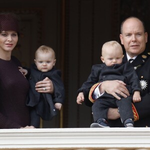 La princesse Charlene et le prince Albert II de Monaco ont fait participer à la Fête nationale monégasque leurs jumeaux le prince héréditaire Jacques et la princesse Gabriella, qui sont apparus au balcon du palais durant le défilé militaire, le 19 novembre 2015. © Jean-Claude Vinaj / Bestimage