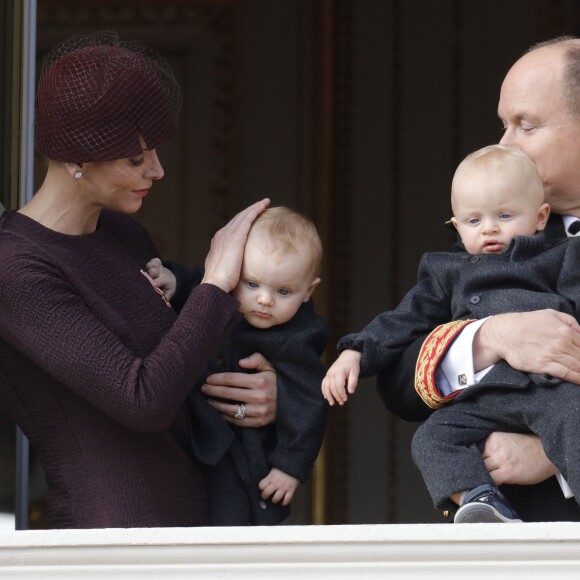 La princesse Charlene et le prince Albert II de Monaco ont fait participer à la Fête nationale monégasque leurs jumeaux le prince héréditaire Jacques et la princesse Gabriella, qui sont apparus au balcon du palais durant le défilé militaire, le 19 novembre 2015. © Jean-Claude Vinaj / Bestimage