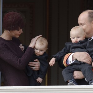 La princesse Charlene et le prince Albert II de Monaco ont fait participer à la Fête nationale monégasque leurs jumeaux le prince héréditaire Jacques et la princesse Gabriella, qui sont apparus au balcon du palais durant le défilé militaire, le 19 novembre 2015. © Jean-Claude Vinaj / Bestimage