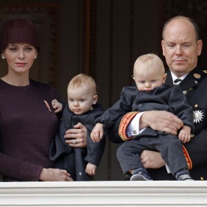 La princesse Charlene et le prince Albert II de Monaco ont fait participer à la Fête nationale monégasque leurs jumeaux le prince héréditaire Jacques et la princesse Gabriella, qui sont apparus au balcon du palais durant le défilé militaire, le 19 novembre 2015. © Jean-Claude Vinaj / Bestimage