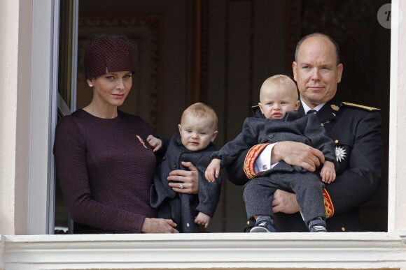 La princesse Charlene et le prince Albert II de Monaco ont fait participer à la Fête nationale monégasque leurs jumeaux le prince héréditaire Jacques et la princesse Gabriella, qui sont apparus au balcon du palais durant le défilé militaire, le 19 novembre 2015. © Jean-Claude Vinaj / Bestimage