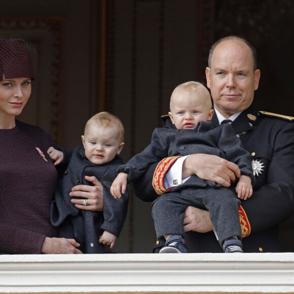 La princesse Charlene et le prince Albert II de Monaco ont fait participer à la Fête nationale monégasque leurs jumeaux le prince héréditaire Jacques et la princesse Gabriella, qui sont apparus au balcon du palais durant le défilé militaire, le 19 novembre 2015. © Jean-Claude Vinaj / Bestimage