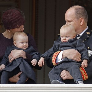 La princesse Charlene et le prince Albert II de Monaco ont fait participer à la Fête nationale monégasque leurs jumeaux le prince héréditaire Jacques et la princesse Gabriella, qui sont apparus au balcon du palais durant le défilé militaire, le 19 novembre 2015. © Jean-Claude Vinaj / Bestimage