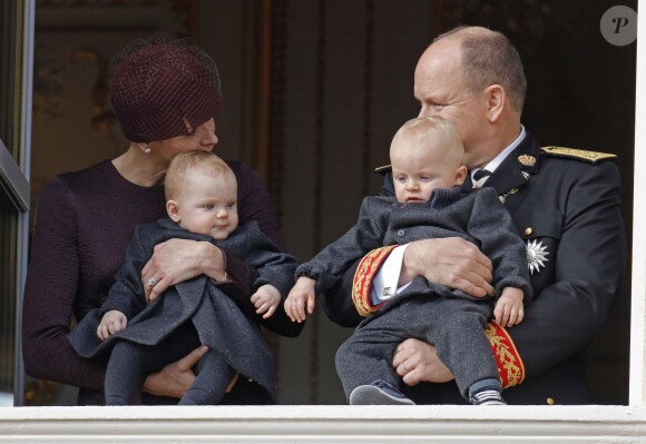 La princesse Charlene et le prince Albert II de Monaco ont fait participer à la Fête nationale monégasque leurs jumeaux le prince héréditaire Jacques et la princesse Gabriella, qui sont apparus au balcon du palais durant le défilé militaire, le 19 novembre 2015. © Jean-Claude Vinaj / Bestimage