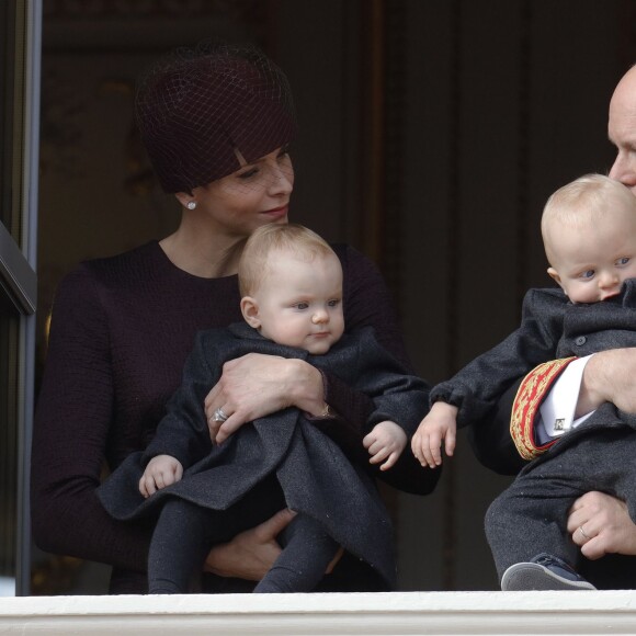 La princesse Charlene et le prince Albert II de Monaco ont fait participer à la Fête nationale monégasque leurs jumeaux le prince héréditaire Jacques et la princesse Gabriella, qui sont apparus au balcon du palais durant le défilé militaire, le 19 novembre 2015. © Jean-Claude Vinaj / Bestimage