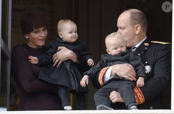 La princesse Charlene et le prince Albert II de Monaco ont fait participer à la Fête nationale monégasque leurs jumeaux le prince héréditaire Jacques et la princesse Gabriella, qui sont apparus au balcon du palais durant le défilé militaire, le 19 novembre 2015. © Jean-Claude Vinaj / Bestimage
