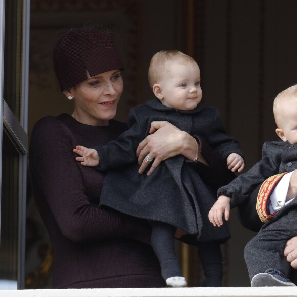 La princesse Charlene et le prince Albert II de Monaco ont fait participer à la Fête nationale monégasque leurs jumeaux le prince héréditaire Jacques et la princesse Gabriella, qui sont apparus au balcon du palais durant le défilé militaire, le 19 novembre 2015. © Jean-Claude Vinaj / Bestimage