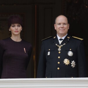 La princesse Charlene et le prince Albert II de Monaco au balcon du palais princier lors de la Fête nationale monégasque durant le défilé militaire, le 19 novembre 2015. Leurs jumeaux sont apparus un moment dans leurs bras. © Jean-Claude Vinaj / Bestimage