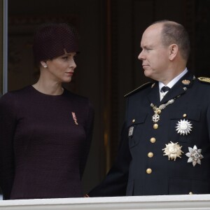 La princesse Charlene et le prince Albert II de Monaco au balcon du palais princier lors de la Fête nationale monégasque durant le défilé militaire, le 19 novembre 2015. Leurs jumeaux sont apparus un moment dans leurs bras. © Jean-Claude Vinaj / Bestimage