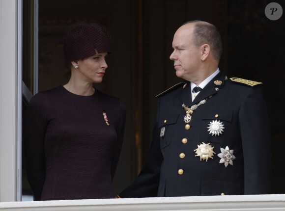 La princesse Charlene et le prince Albert II de Monaco au balcon du palais princier lors de la Fête nationale monégasque durant le défilé militaire, le 19 novembre 2015. Leurs jumeaux sont apparus un moment dans leurs bras. © Jean-Claude Vinaj / Bestimage
