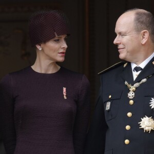 La princesse Charlene et le prince Albert II de Monaco au balcon du palais princier lors de la Fête nationale monégasque durant le défilé militaire, le 19 novembre 2015. Leurs jumeaux sont apparus un moment dans leurs bras. © Jean-Claude Vinaj / Bestimage