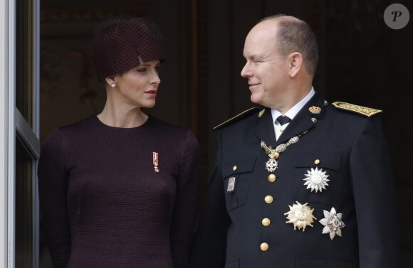 La princesse Charlene et le prince Albert II de Monaco au balcon du palais princier lors de la Fête nationale monégasque durant le défilé militaire, le 19 novembre 2015. Leurs jumeaux sont apparus un moment dans leurs bras. © Jean-Claude Vinaj / Bestimage
