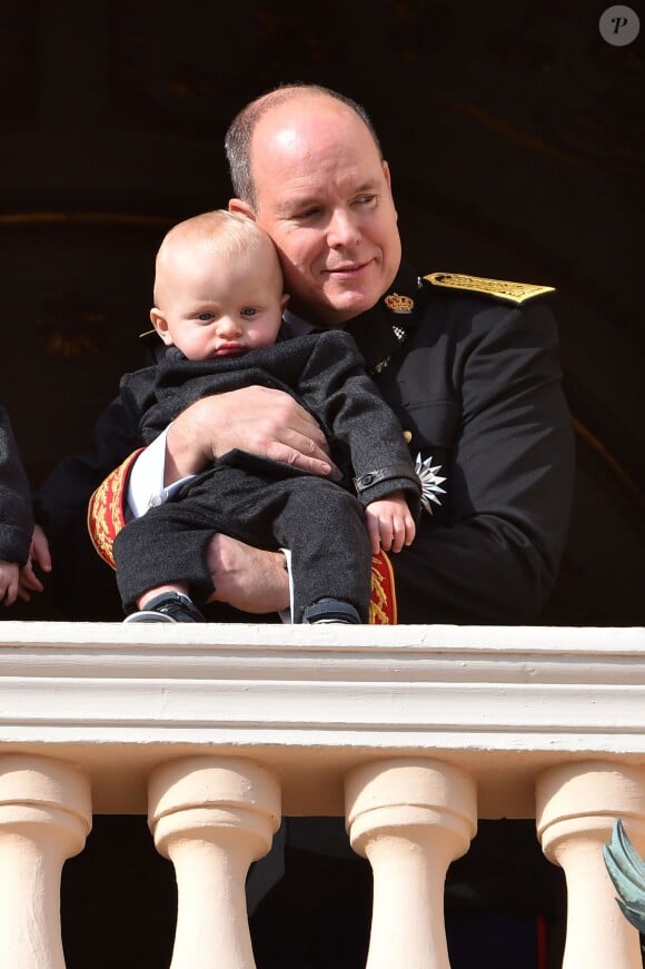 Le prince Albert II de Monaco et son fils le prince Jacques au balcon du palais lors de la Fête Nationale monégasque le 19 novembre 2015. © Bruno Bébert / Dominique Jacovides / Bestimage