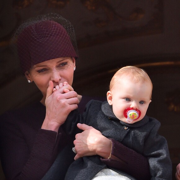 La princesse Charlene de Monaco et sa fille la princesse Gabriella au balcon du palais lors du défilé militaire pour la Fête Nationale monégasque le 19 novembre 2015. © Bruno Bébert / Dominique Jacovides / Bestimage