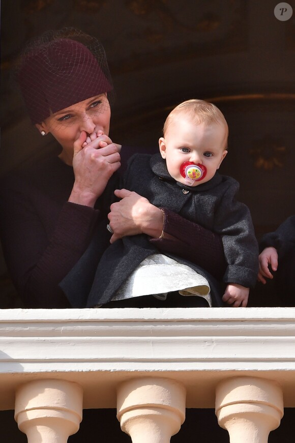 La princesse Charlene de Monaco et sa fille la princesse Gabriella au balcon du palais lors du défilé militaire pour la Fête Nationale monégasque le 19 novembre 2015. © Bruno Bébert / Dominique Jacovides / Bestimage