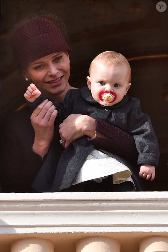 La princesse Charlene de Monaco et sa fille la princesse Gabriella au balcon du palais lors du défilé militaire pour la Fête Nationale monégasque le 19 novembre 2015. © Bruno Bébert / Dominique Jacovides / Bestimage