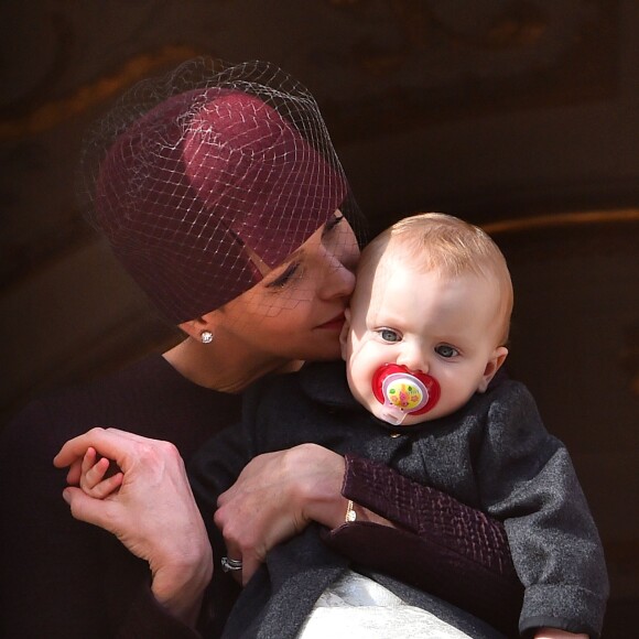 La princesse Charlene de Monaco et sa fille la princesse Gabriella au balcon du palais lors du défilé militaire pour la Fête Nationale monégasque le 19 novembre 2015. © Bruno Bébert / Dominique Jacovides / Bestimage