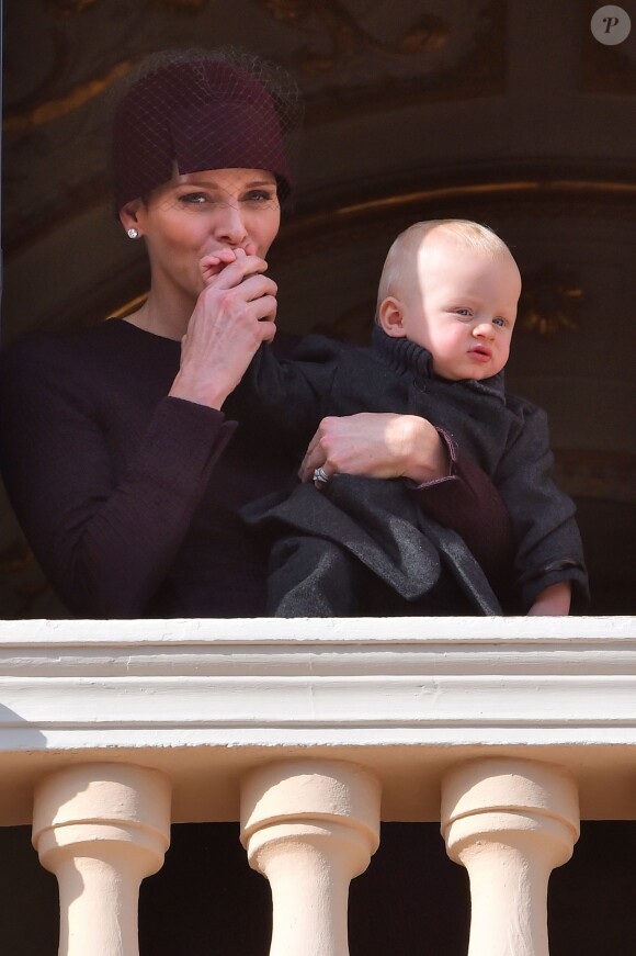 La princesse Charlene de Monaco et sa fille la princesse Gabriella au balcon du palais lors du défilé militaire pour la Fête Nationale monégasque le 19 novembre 2015. © Bruno Bébert / Dominique Jacovides / Bestimage