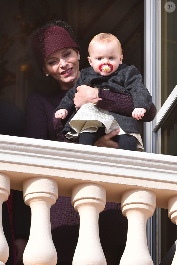 La princesse Charlene de Monaco et sa fille la princesse Gabriella au balcon du palais lors du défilé militaire pour la Fête Nationale monégasque le 19 novembre 2015. © Bruno Bébert / Dominique Jacovides / Bestimage