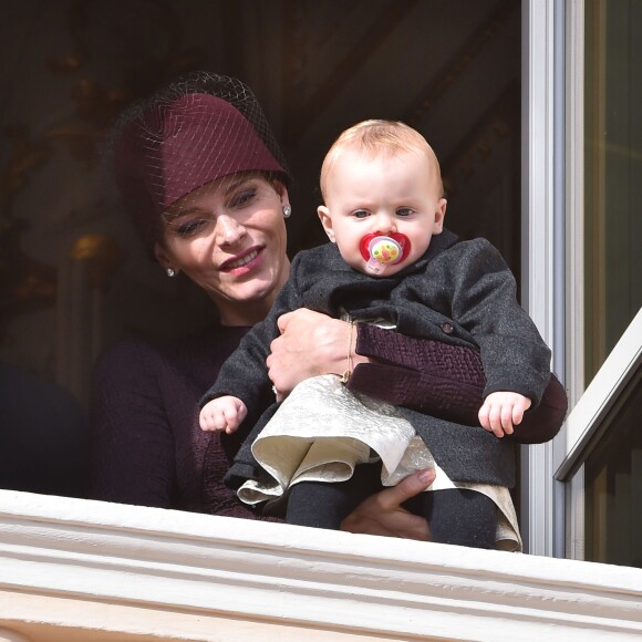 La princesse Charlene de Monaco et sa fille la princesse Gabriella au balcon du palais lors du défilé militaire pour la Fête Nationale monégasque le 19 novembre 2015. © Bruno Bébert / Dominique Jacovides / Bestimage