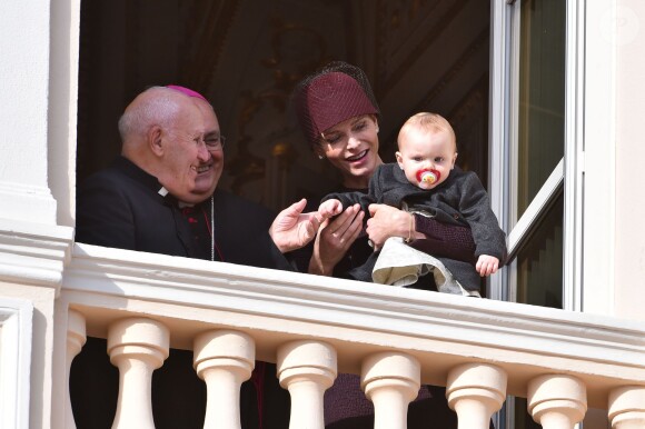 La princesse Charlene de Monaco et sa fille la princesse Gabriella au balcon du palais lors du défilé militaire pour la Fête Nationale monégasque le 19 novembre 2015. © Bruno Bébert / Dominique Jacovides / Bestimage