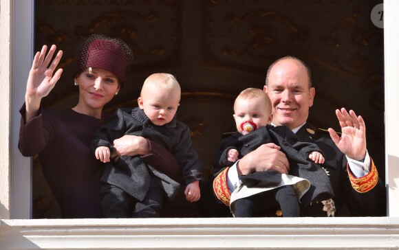 La princesse Charlene, son fils le prince Jacques, le prince Albert II de Monaco et sa fille la princesse Gabriella au balcon du palais princier lors de la fête nationale monégasque. Le 19 novembre 2015 © Bruno Bebert-Dominique Jacovides / Bestimage  Monaco's family for Monaco National Day at the balcony of the palace. On november 19th 201519/11/2015 - Monaco