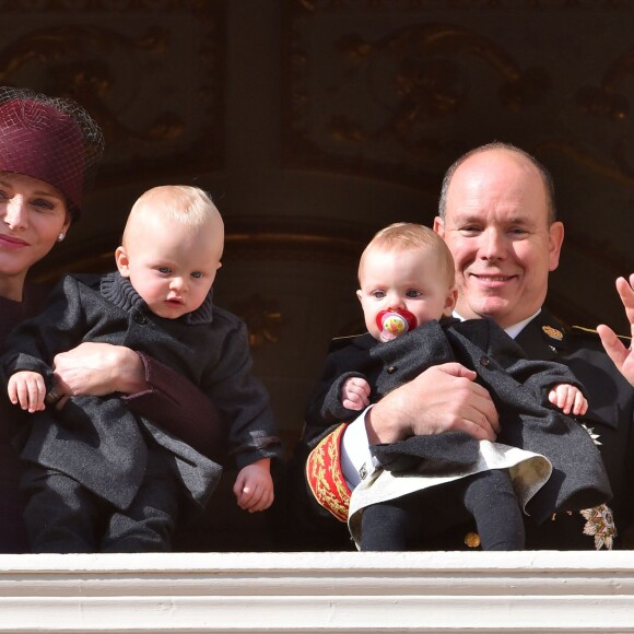 La princesse Charlene, son fils le prince Jacques, le prince Albert II de Monaco et sa fille la princesse Gabriella au balcon du palais princier lors de la fête nationale monégasque. Le 19 novembre 2015 © Bruno Bebert-Dominique Jacovides / Bestimage  Monaco's family for Monaco National Day at the balcony of the palace. On november 19th 201519/11/2015 - Monaco