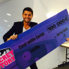 Christophe Beaugrand pose avec le chèque de 100 000 euros destiné à Emilie, grande gagnante de Secret Story 9. Le 19 novembre 2015.