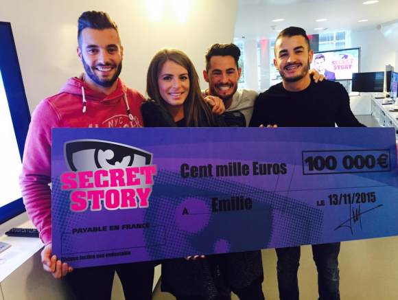 Emilie, grande gagnante de Secret Story 9, pose avec son chèque de 100 000 euros aux côtés de son jumeau Loïc, son boyfriend Rémi et Jonathan. Le 19 novembre 2015.