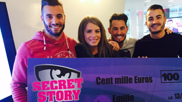 Secret Story 9 : Emilie reçoit son chèque de 100 000 euros, Rémi à ses côtés