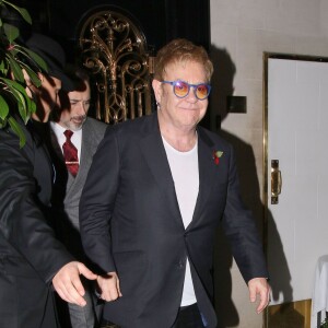 Sir Elton John et son mari David Furnish à la sortie du restaurant Scotts à Londres le 4 novembre 2015