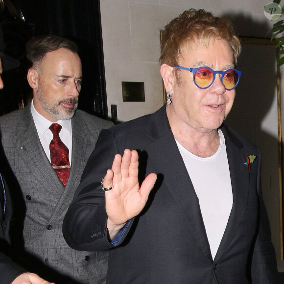 Sir Elton John et son mari David Furnish à la sortie du restaurant Scotts à Londres le 4 novembre 2015