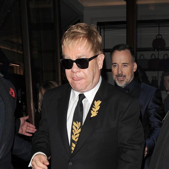 Elton John et son mari David Furnish à une soirée au flagship Burberry à Londres, le 3 novembre 2015.